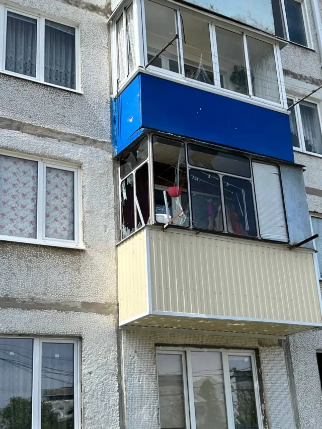 Выбитые из-за обстрела стекла