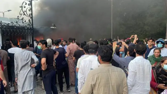د لاهور قول اردو دروازې مخکې هم احتجاجیان راټول شوي.