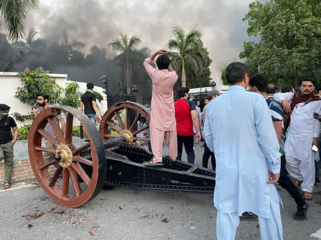 कोर कमांडर के घर के बाहर प्रदर्शनकारी