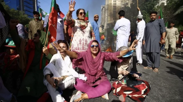 معترضانو د پاکستان ستر کراچۍ ښار کې سړکونه تړلي
