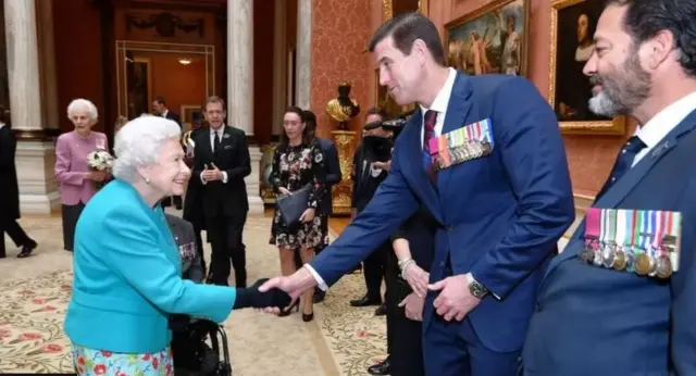 Marigayiya Sarauniya na gaisawa da Ben Roberts-Smith