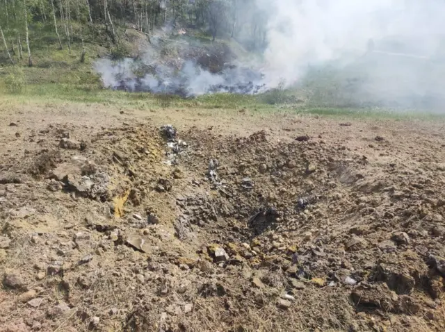 воронка от взрыва в земле