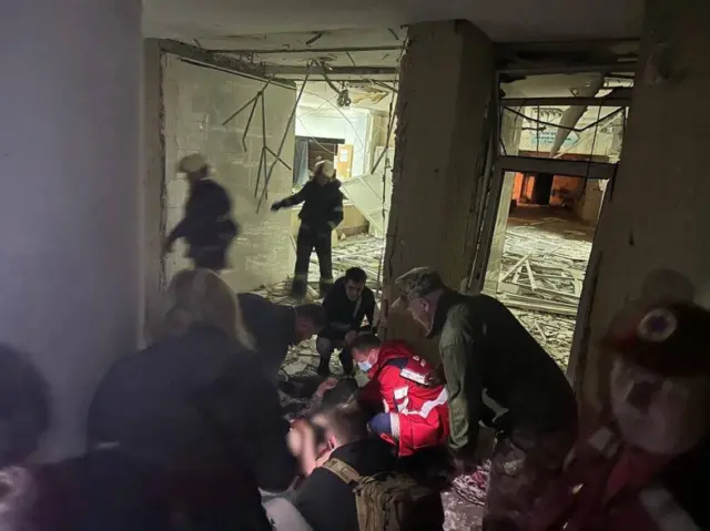 Последствия воздушной атаки в Деснянском районе