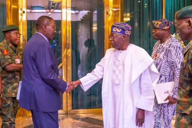 Shugaban Najeriya Bola Tinubu da mai bai wa shugaban ƙasa shawara kan harkar tsaro, Babagana Munguno