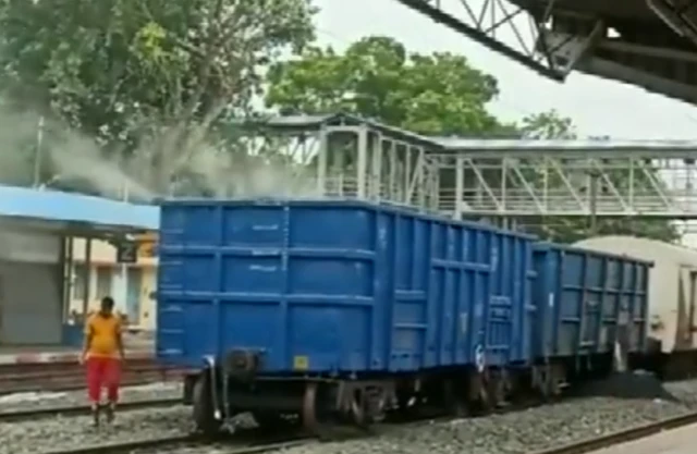 ओडिशा के बालासोर में मालगाड़ी में लगी आग