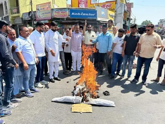 देहरादून में त्रिवेंद्र सिंह रावत के पुतले फूंकते कांग्रेस कार्यकर्ता.