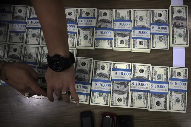 دولارات مزيفة