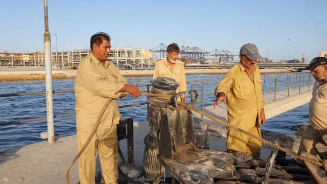 تیل کا جہاز لنگر انداز