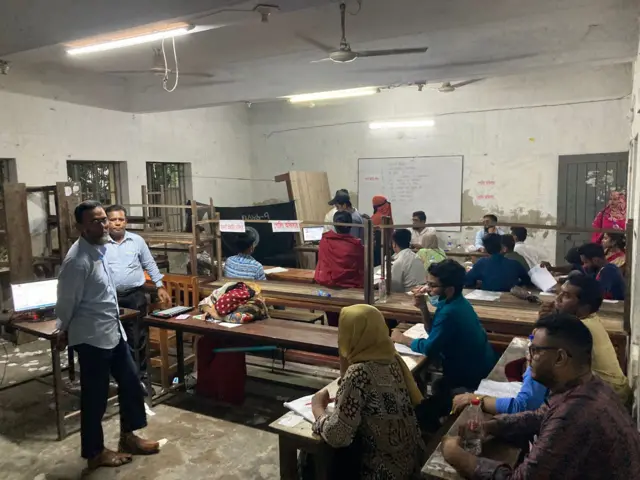 কারণে শেষের দিকে এসে ভোটারশূন্য বরিশালের প্রায় সব কেন্দ্র।