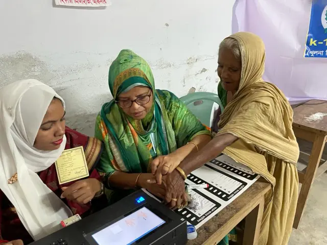 একজন বয়স্ক নারী ভোট দিচ্ছেন