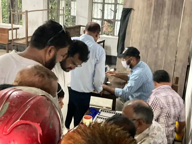 কয়েকটি কেন্দ্রে সময় শেষেও ভোট নিতে দেখা গেছে।