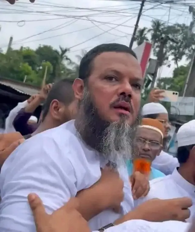 ইসলামী আন্দোলনের হাতপাখা প্রতীকের মেয়র প্রার্থী মুফতি ফয়জুল করিমের ওপর হামলার অভিযোগ উঠেছে