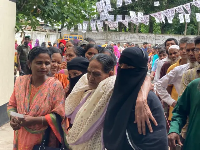 বরিশালের একটি ভোটকেন্দ্র