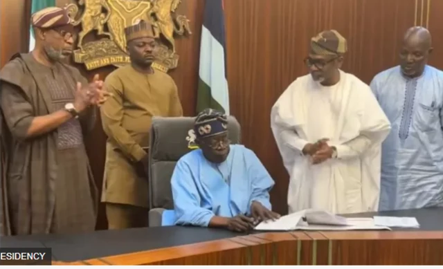 Tinubu lásìkò tó ń buwọ́lu àbá ẹ̀yáwó fáwọn akẹ́kọ̀ọ́ dòfin