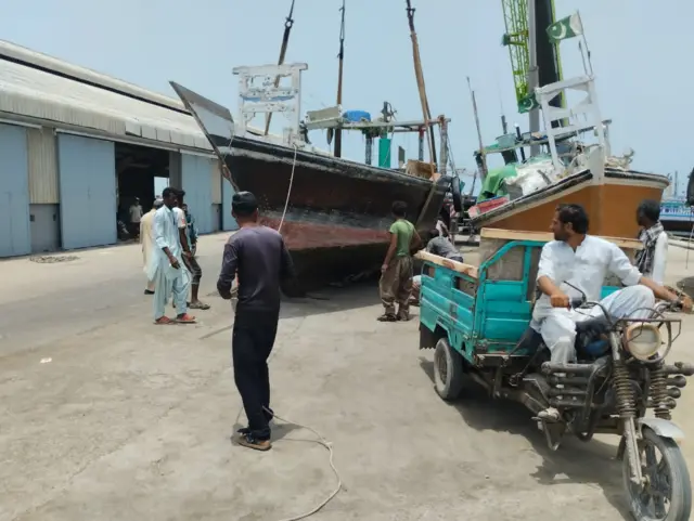 گوادر میں کشتیوں کی کرینوں کے زریعے محفوظ مقامات پرمنتقلی