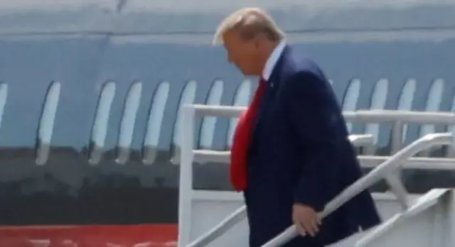 Mgbe Trump pụtara ụgbọelu ya