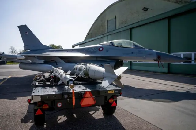 Истребитель F-16 на датской авиабазе
