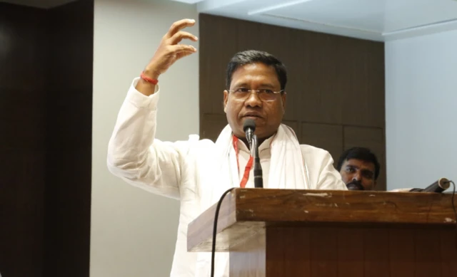 बिहार सरकार में अनुसूचित जाति जनजाति कल्याण मंत्री संतोष कुमार सुमन ने मंत्री पद से इस्तीफ़ा दे दिया है.