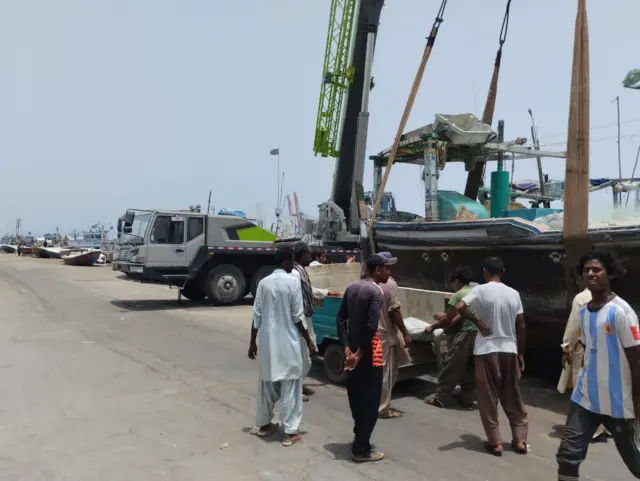 گوادر میں کشتیوں کی کرینوں کے زریعے محفوظ مقامات پرمنتقلی