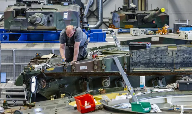 Производство танков Leopard 2 на заводе Rheinmetall