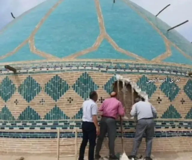 عکسی که اکانت اینستاگرام ندای ایساتیس از تخریب بخشی از گنبد مسجد امیرچقماق یزد منتشر کرده است