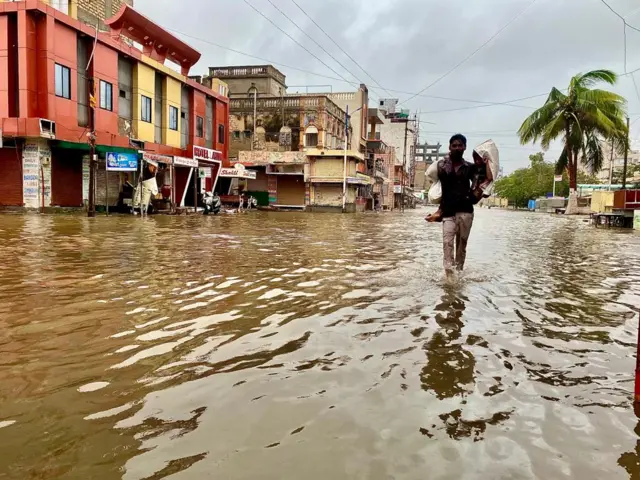 દ્વારકામાં વાવાઝોડા બાદ પાણી ભરાયાં