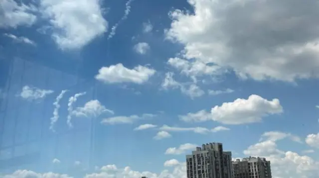 Следы в небе Киева от ракет.