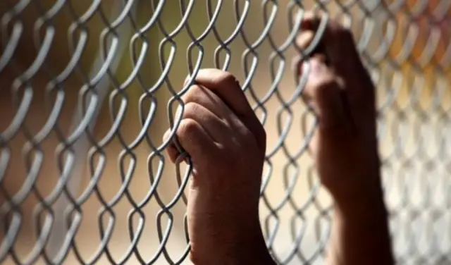صورة لمعتقلين فلسطينيين في السجون الإسرائيلية