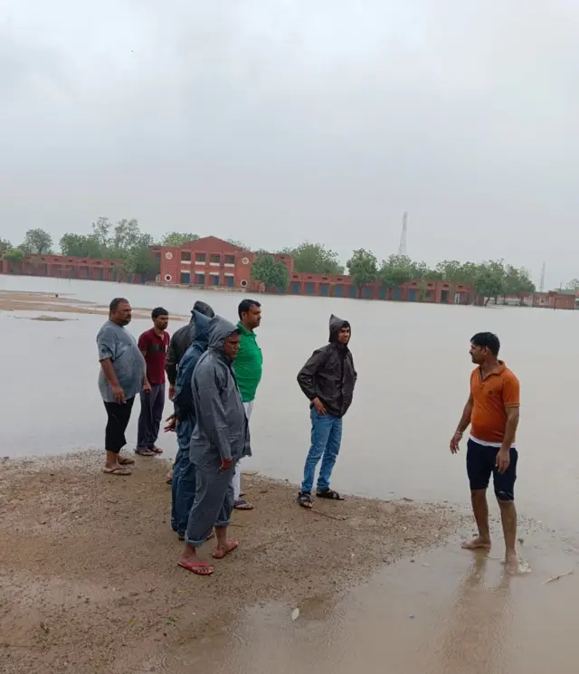 राजस्थान में बिपरजोय तूफ़ान के चलते रेगिस्तान में बढ़ जैसे हालात