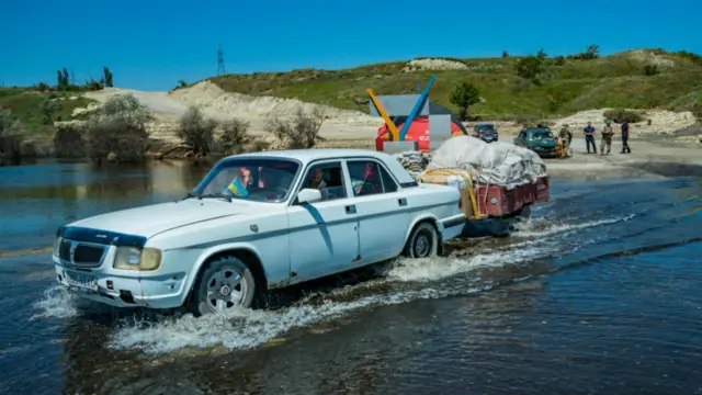 По мере отступления воды жители ранее затопленных сел начинают возвращаться в свои дома