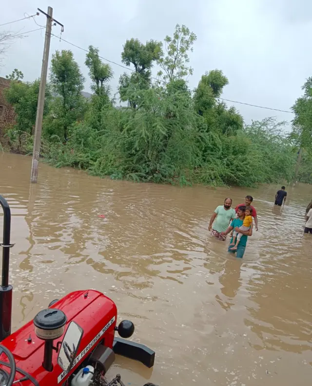 राजस्थान में बिपरजोय तूफ़ान के चलते रेगिस्तान में बढ़ जैसे हालात