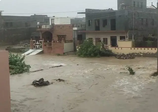 राजस्थान में बिपरजोय तूफ़ान के चलते रेगिस्तान में बढ़ जैसे हालात