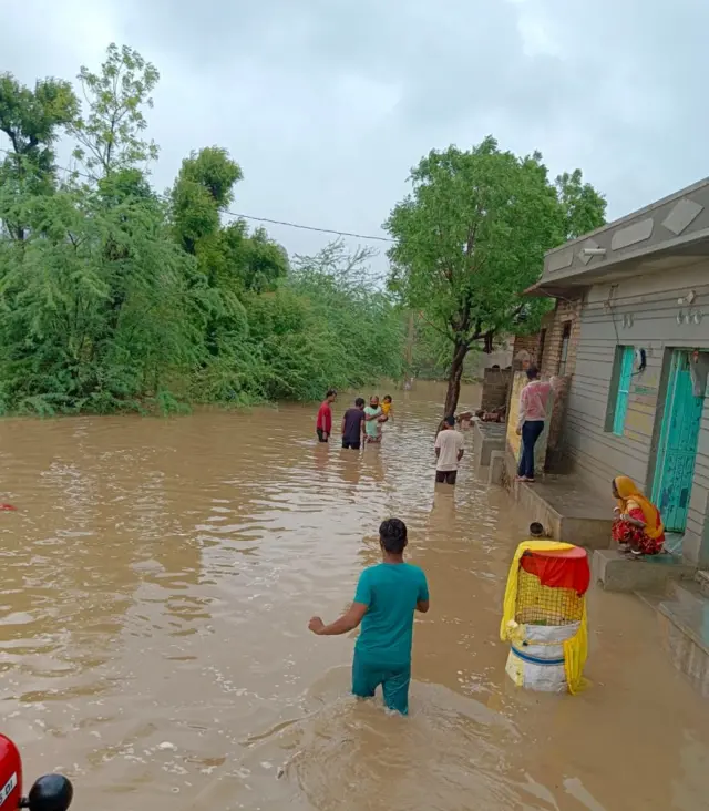 राजस्थान में बिपरजोय तूफ़ान के चलते रेगिस्तान में बढ़ जैसे हालात