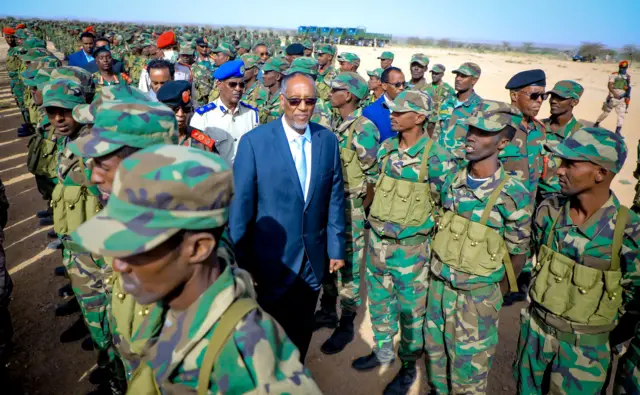 Madaxweyne Biixi oo dhex socda ciidanka