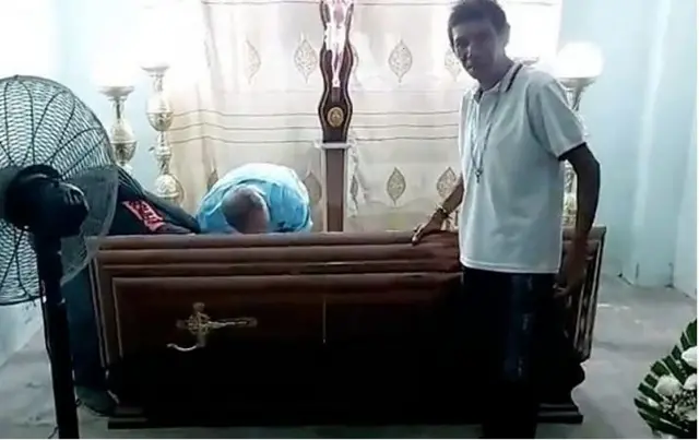 Nwaanyị nwụrụ ma bilie n'ọnwụ