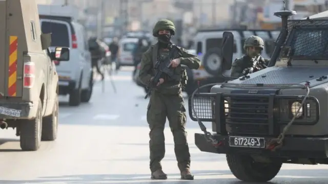 Ciidamada Israa'iil ayaa dilay ugu yaraan afar falastiiniyiin ah - oo uu ku jiro wiil shan iyo toban jir ah - waxayna dhaawaceen ugu yaraan afartan iyo shan kale intii lagu guda jiray weerar ay ciidanku ku qaadeen Daanta Galbeed ee la haysto. Maleeshiyada Falastiniyiinta ah ayaa walxaha qarxa la beegsaday baabuurta Israel ee gudaha u gashay xerada qaxootiga ee Jenin. Ciidamada Israa'iil ayaa markaa adeegsatay diyaarad nooca qumaatiga u kaca ah ee daanta galbeed markii ugu horreysay muddo labaatan sano ah si ay u fududeyso badbaadinta toddoba askari oo dhaawac ah. Weerarkan ayaa la isku dayey in lagu soo qabto laba nin oo Falastiini ah. Israa'iil ayaa marar badan weerartay Jenin iyo kaamamka ku dhow shan iyo tobankii bilood ee la soo dhaafay.