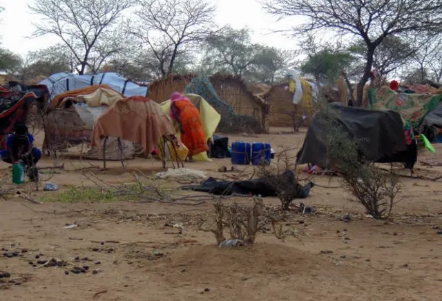 لاجئون سودانيون نصبوا خيامهم في الصحراء بمنطقة تومتوما في تشاد