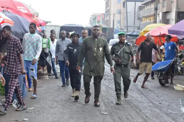 Osote Gọvanọ Abia Steeti, Ikechukwu Emetu, na ndị ọrụ nchekwa na-akpagharị n'Aba