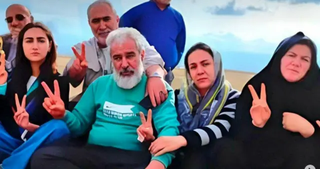خانواده آدینه زاده بر مزار او