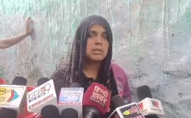 उत्तर प्रदेश के अलीगढ़ में एक मुस्लिम लड़की की संदिग्ध परिस्थितियों में मौत का मामला सामने आया है.