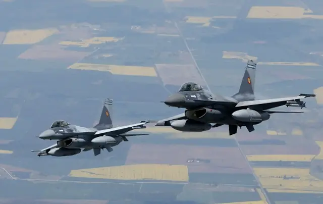 Истребители F-16  ВВС Румынии патрулируют небо над Евросоюзом