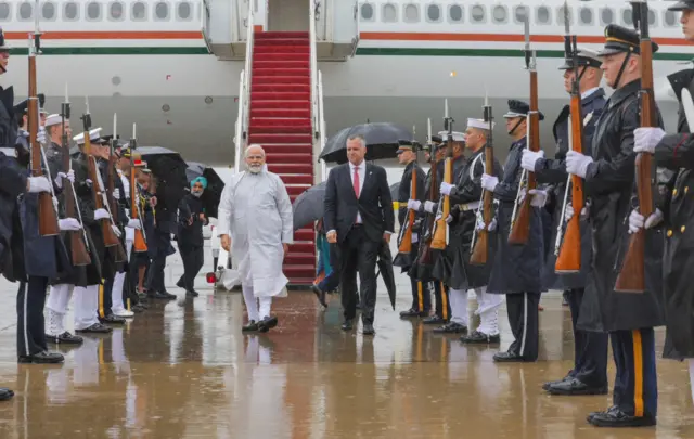 गार्ड ऑफ़ ऑनर लेते पीएम मोदी