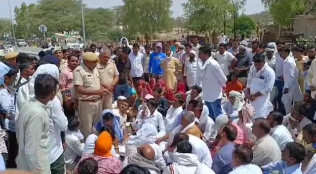 धरने पर बैठे लोग