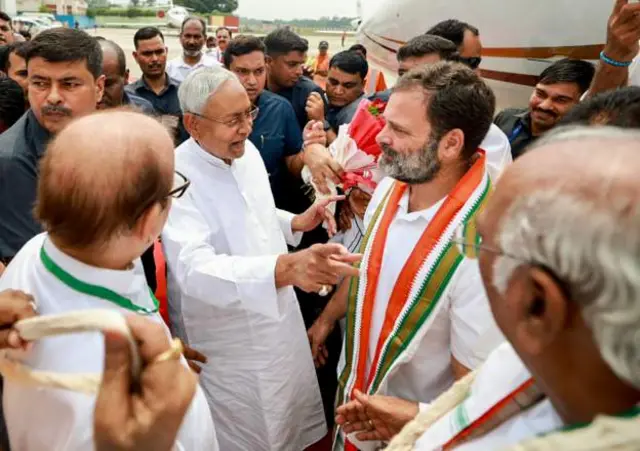 నితీశ్ కుమార్‌తో రాహుల్ గాంధీ