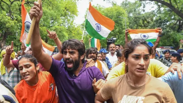 प्रदर्शन करते पहलवान