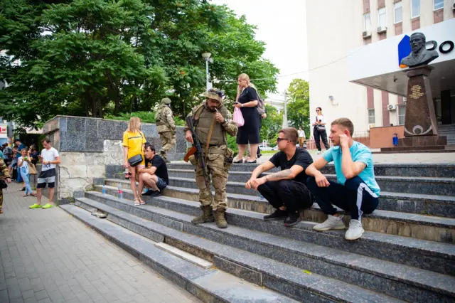 напротив здания цирка