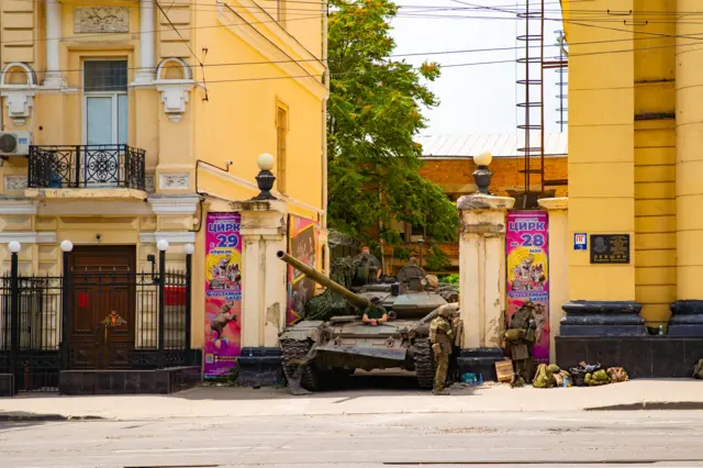 у здания ростовского цирка
