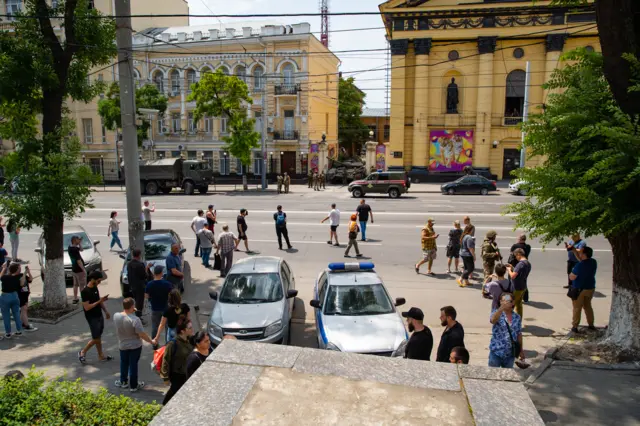 Жители города собираются в центре города, несмотря на обращение городских властей с просьбой не покидать дома