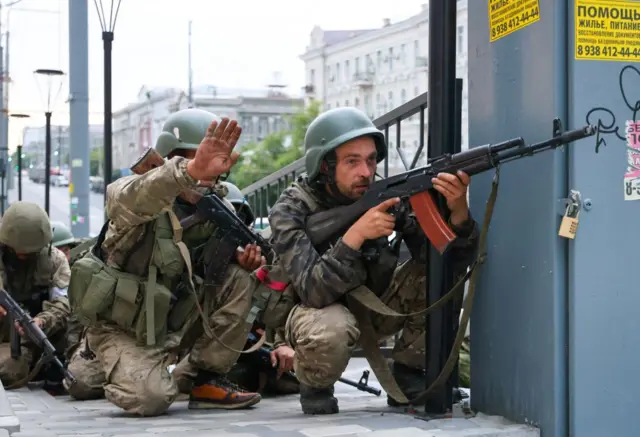 Ростов-на-Дону. Военнослужащие у здания штаба Южного военного округа