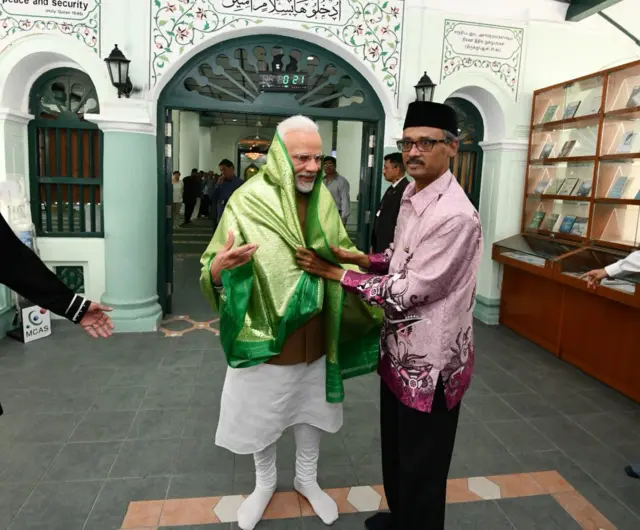 साल 2018 में सिंगापुर यात्रा के दौरान पीएम मोदी चूलिया मस्जिद गए थे.